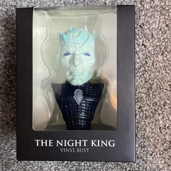 Game of Thrones Blanket & Box Contains-Apron, Banner, Banner Pin, Vinyl Bust NEW - Picture 3 of 13